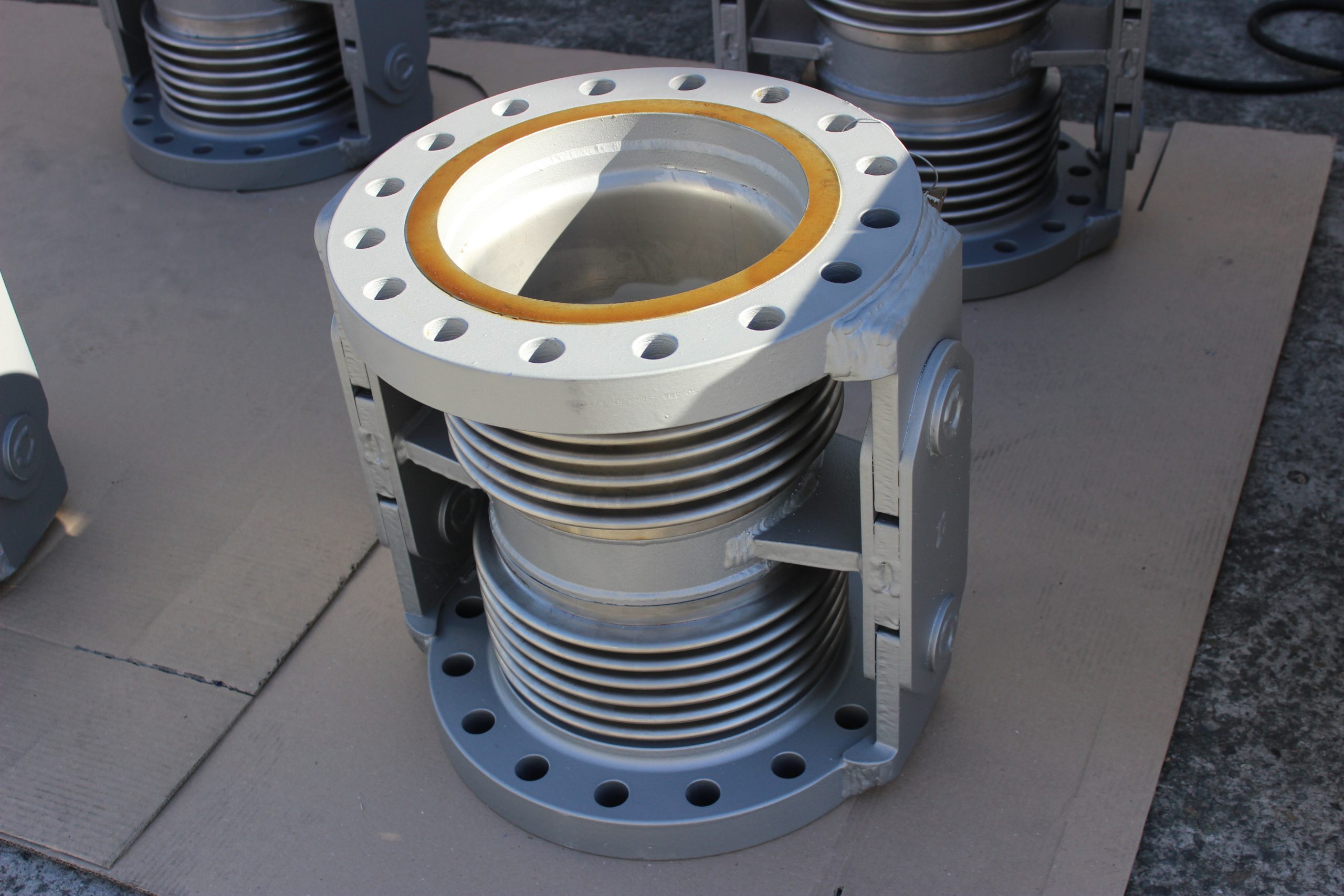 single hinge expansion joint